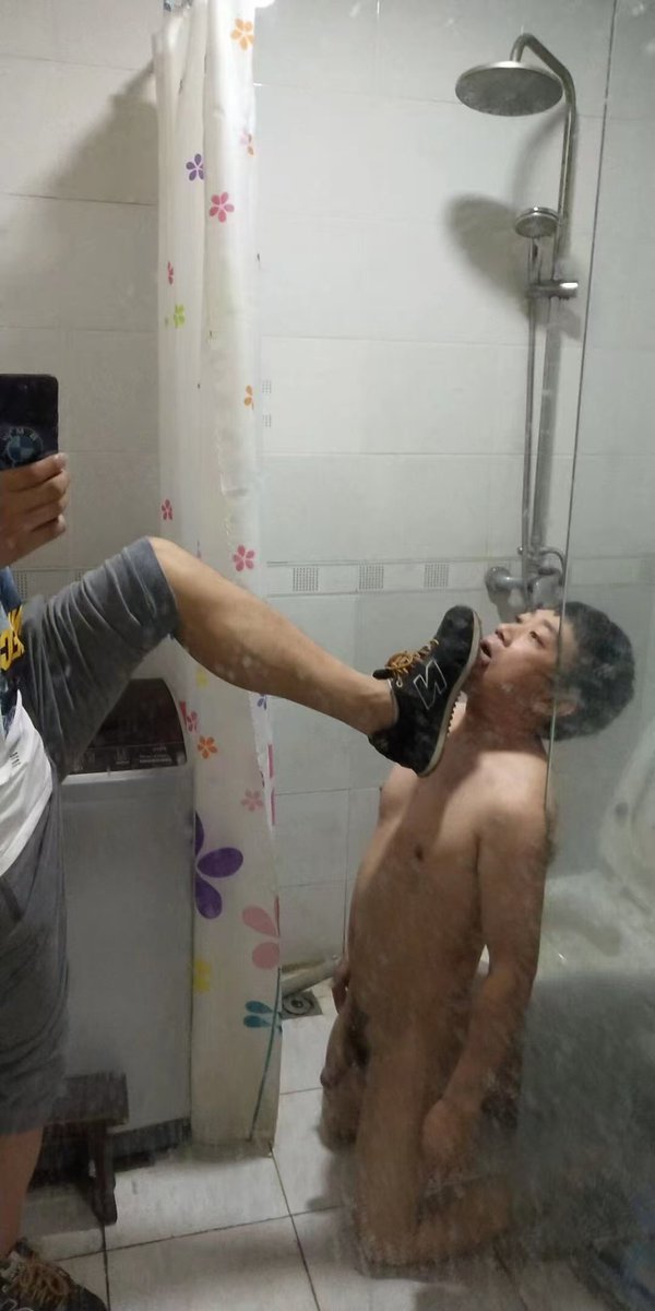 【曝光】
老逼登<a href="/2ugrZ/">德阳贱狗</a>隔三差五就求老子曝光，老子都烦了
奈何这老狗太粘人，就赏他一回脸吧
他：这样更像一只狗了
我：不不不，什么叫”像”狗，你本来就是一条狗😄
#曝光社死 #狗奴舔脚 #狗奴开发 #圣水黄金 #贱狗m #贱