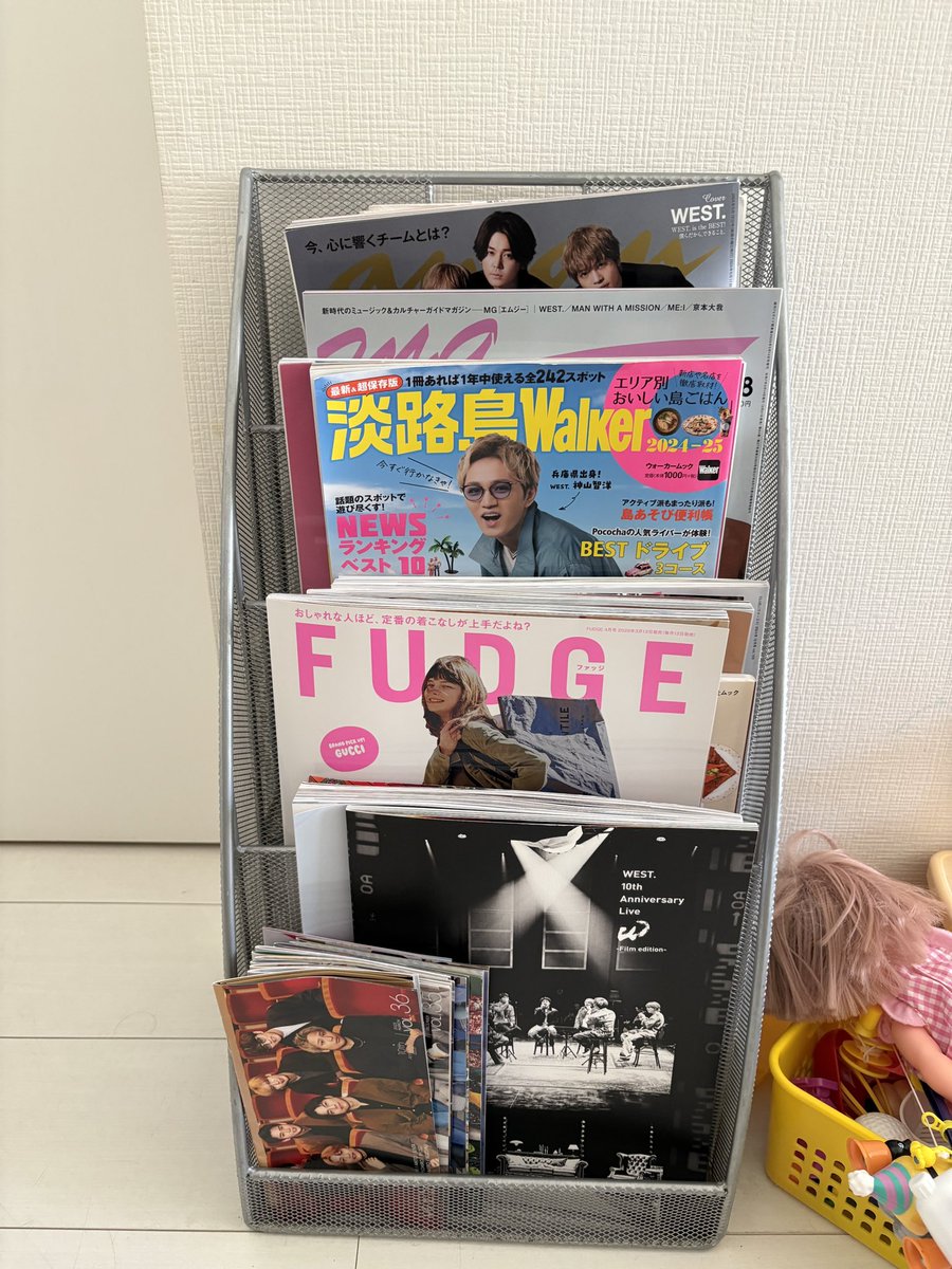 syunonta's tweet photo. 患者さんに【ご自由にどーぞ】の飴ちゃんは、VC3000のど飴、待ち合いの雑誌と掲示板は、こんな感じ🥳
さて、そろそろ受け付けにアクスタ置こうかな？🤗
院長（母）に怒られるか？🤔www
#WEST.
#vc3000のど飴 
#裏社員。
#やらせてもろてます
#大阪
#整骨院
#勝手に宣伝やらせてもろてます https://t.co/LXXgFC3CbA