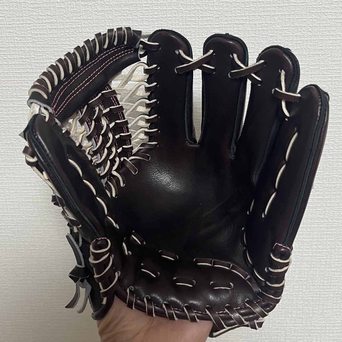 MYBB_Glove's tweet photo. #Day478

鼻詰まりで口呼吸となり喉までカピカピで朝を迎えます😮‍💨
喉の乾燥から風邪をひくパターンに注意します。

グラブの微調整が上手くいったのか、球の収まりが良くなった気がします。早く確かめたい欲が沸々です😏

#バーガンディズム https://t.co/ansOamZrkF
