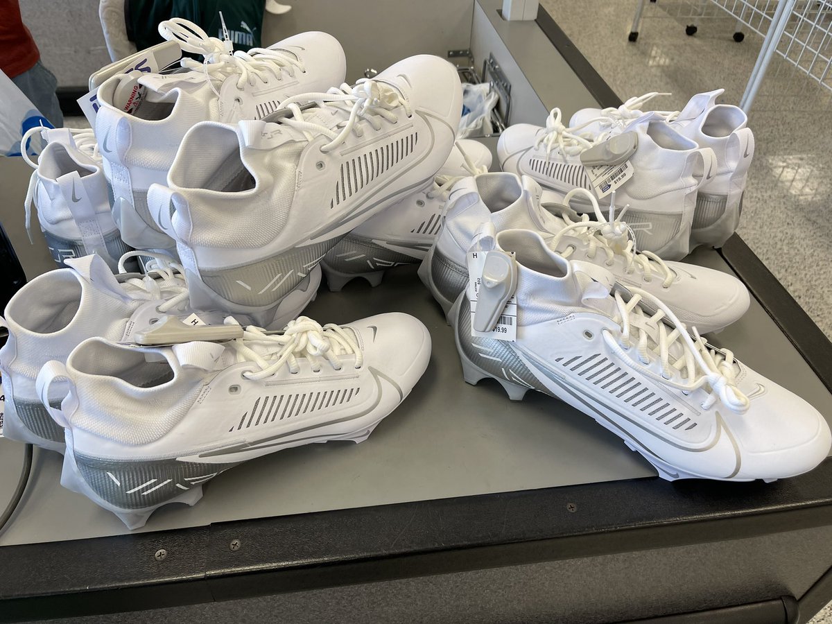 HeadsOrSales's tweet photo. @ReezyResells @bootifulcream @cleartheshelf @ArbitrageOps @JeffSendsIt After 8+ attempts, I’m back on the Nike train! Thank you again for your help, Reezy!… I called, got denied again, opened a new case which was immediately closed, then replied to my original case again and magically they approved me. Seems completely random and nonsensical, lol. https://t.co/m3hbvTc3W0