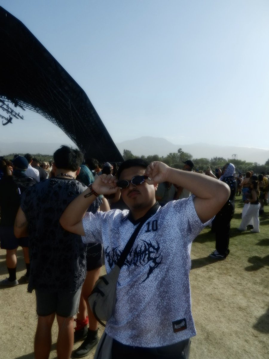 THOTLITICS's tweet photo. coachella was so much fun but god i missed my bed https://t.co/PaPTO6rJKA