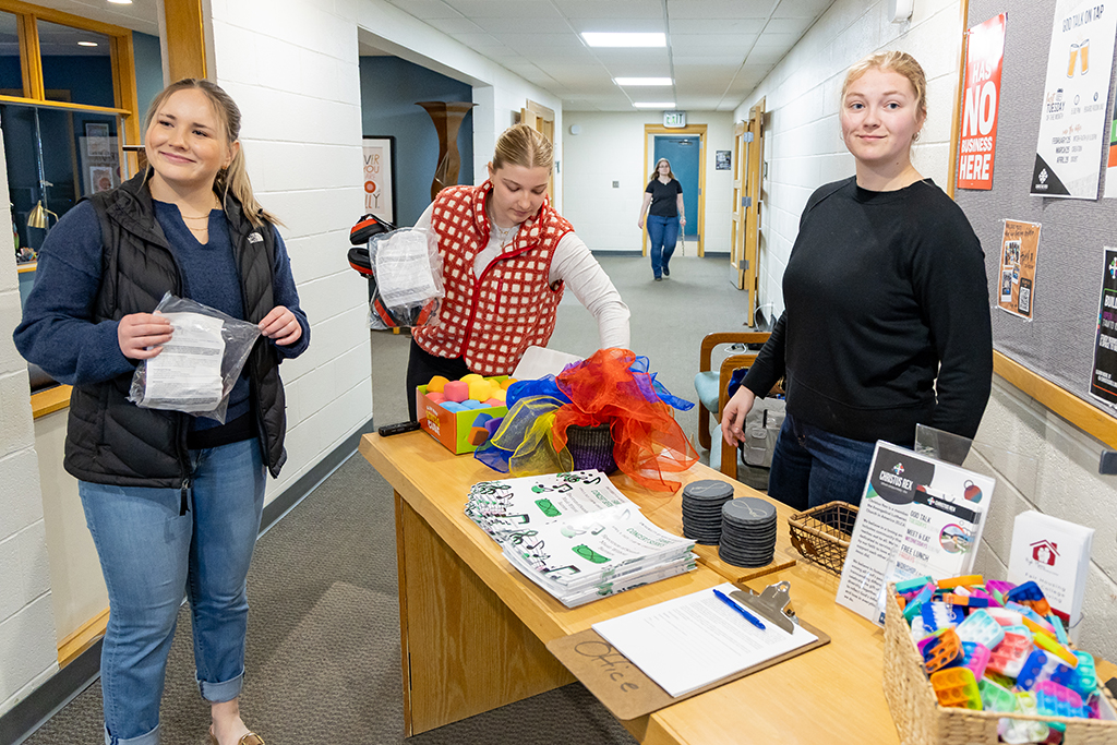 Stuffed animals, silk scarves, and singing along to 𝘋𝘢𝘯𝘤𝘪𝘯𝘨 𝘘𝘶𝘦𝘦𝘯? 🎶 

UND’s first 𝗦𝗲𝗻𝘀𝗼𝗿𝘆 𝗙𝗮𝗺𝗶𝗹𝘆 𝗖𝗼𝗻𝗰𝗲𝗿𝘁 was music without barriers — a joyful experience for all. 💚

Learn more: blogs.und.edu/und-today/2025…

#UNDproud | <a href="/UNDMusic/">UNDMusic</a>