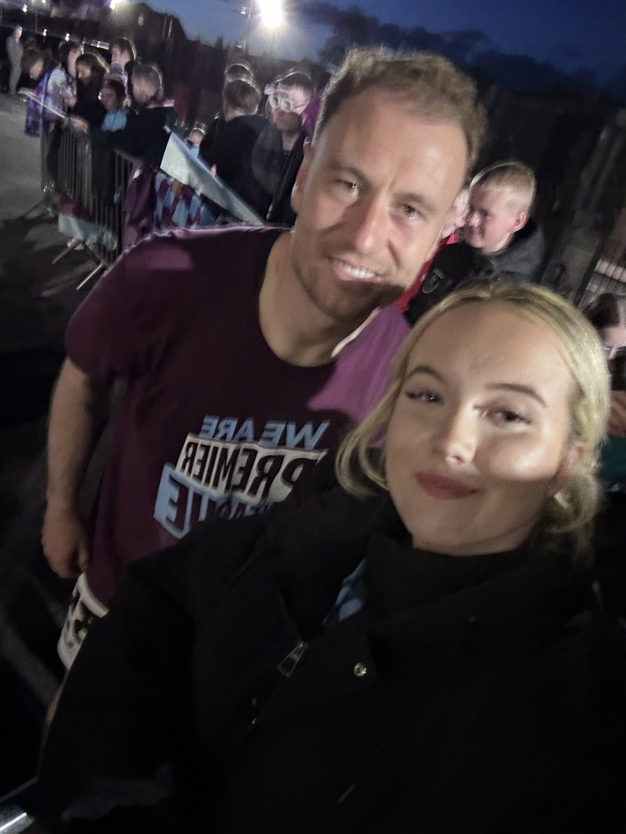 evie-mae tweet media