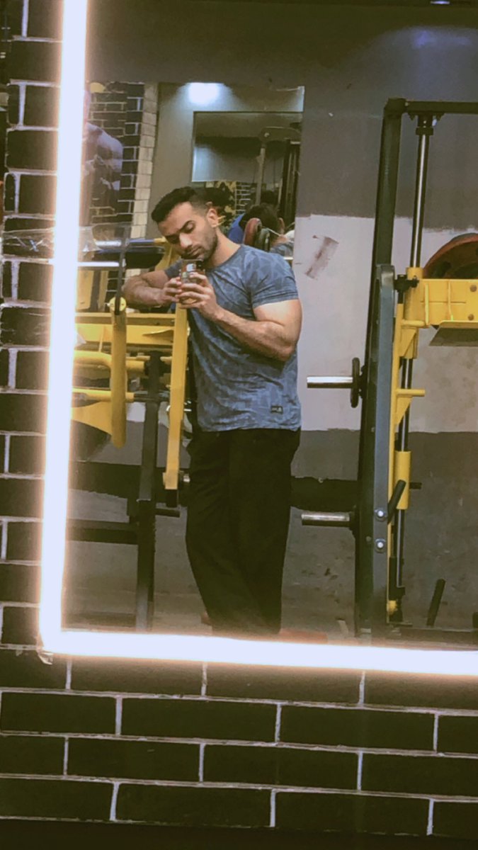 شغال الشغل الي بحبه بس في البلد الغلط والمكان الغلط