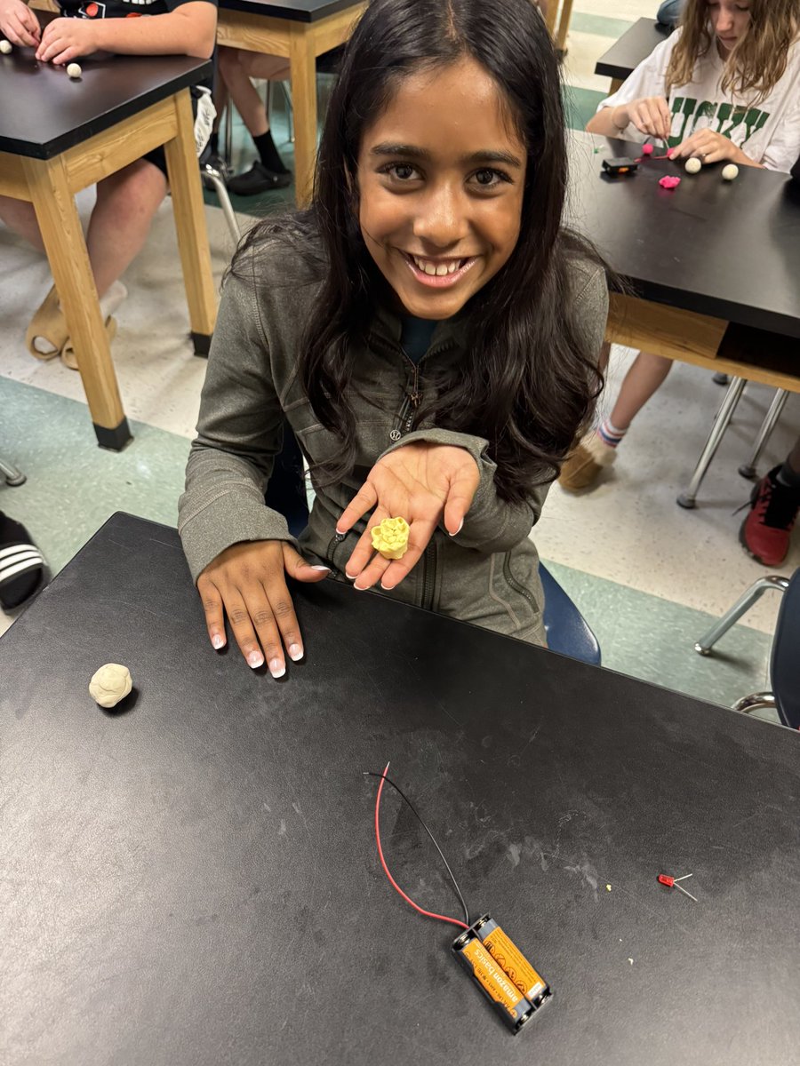A couple days late, but still so grateful—huge thanks to Mateo’s mom for coming in and doing an electricity experiment with our class! The kids were *lit* with excitement! Love seeing science come to life! 💡🔋⚡️#RNEGreatThings
