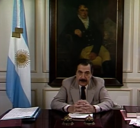 🧵[HISTORIA] Un día como hoy, hace cuarenta años, el presidente Raúl Alfonsín por cadena nacional anunció que "se [iba] a iniciar una etapa nueva de un juicio sin antecedentes en el mundo, de tal importancia que (...) terminará con cincuenta años de frustración democrática y ⬇️