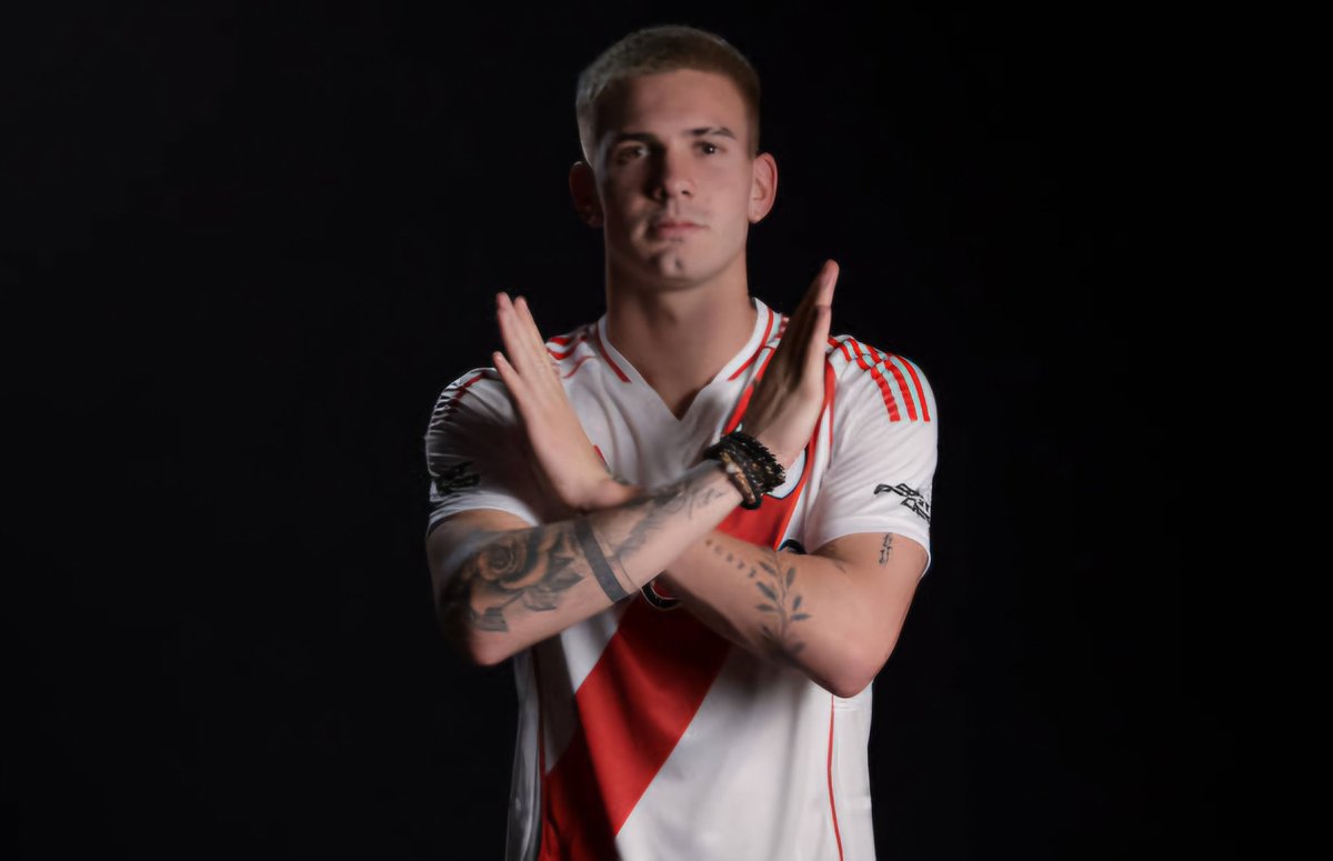 📃 Renovación HASTA 2028 ✅️

💸 Merecido AUMENTO de sueldo ✅️

📚 Clausula de 80M de USD ✅️

👋🏻 En junio le pegan un VOLEO en el ORTO a Lanzini y LE DAN LA 10 ✅️

💎 HAY MASTANTUONO PARA RATO ✅️