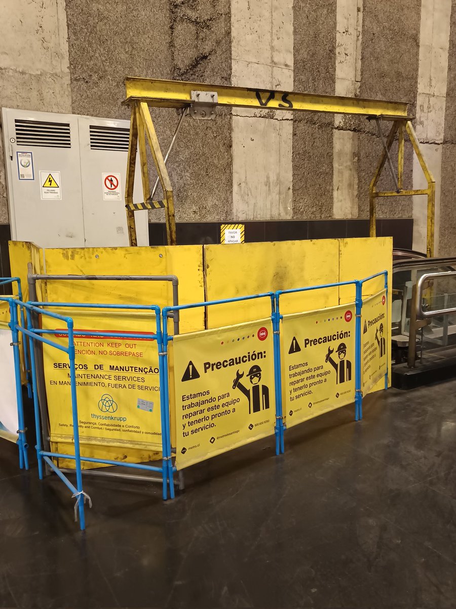 Nuevamente todo absolutamente igual, ni un solo avance, está escalera NO resucitó el fin de semana santo. Estación El Sol, ya pronto  cumplirá 2 meses sin funcionar. <a href="/metrodesantiago/">Metro de Santiago</a> <a href="/TomasVodanovic/">Tomás Vodanovic</a>