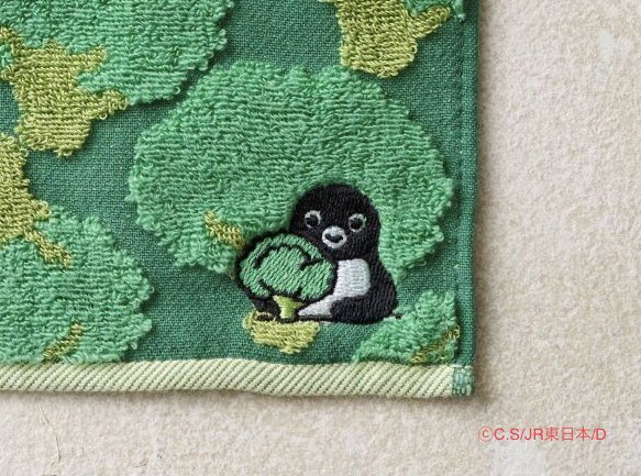 来月発売予定で、さかざきちはるさんが描いたにんじん🥕とブロッコリー🥦イラストをもこもこさせたハンドタオルを製作中。ペンギン以外の表現にもご注目下さい❣️