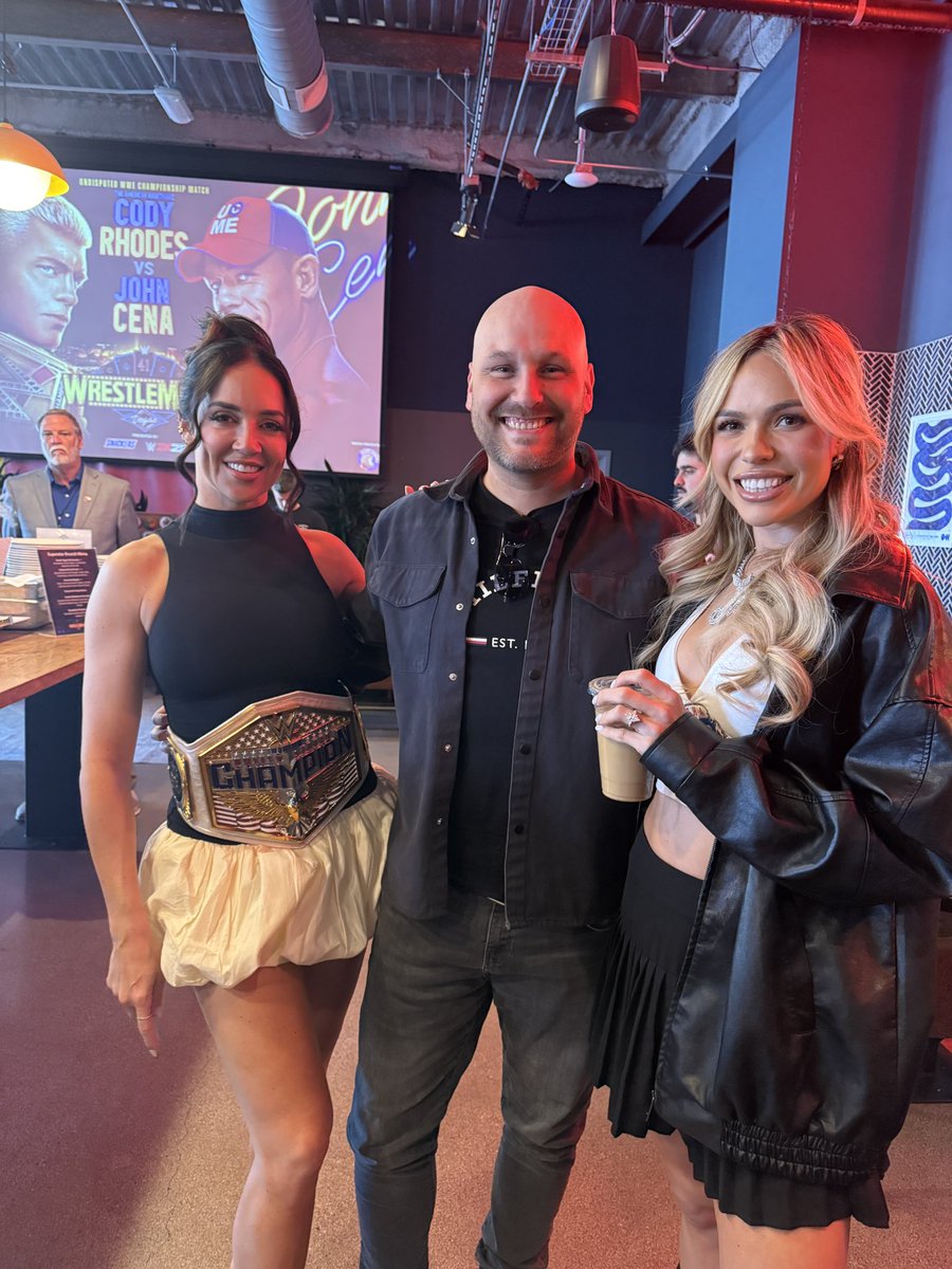PhilJubb1's tweet photo. What a lush couple of ladies. Thanks for the photo @BrewDogLasVegas on Sunday. Much appreciated @ImChelseaGreen @maxxinedupri https://t.co/a5eCU2no3k