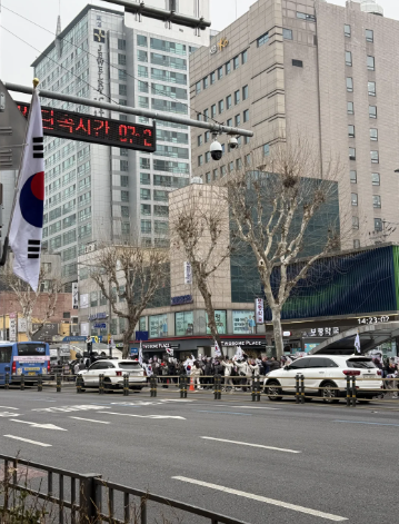 힘들 때일수록 더 웃어보자.