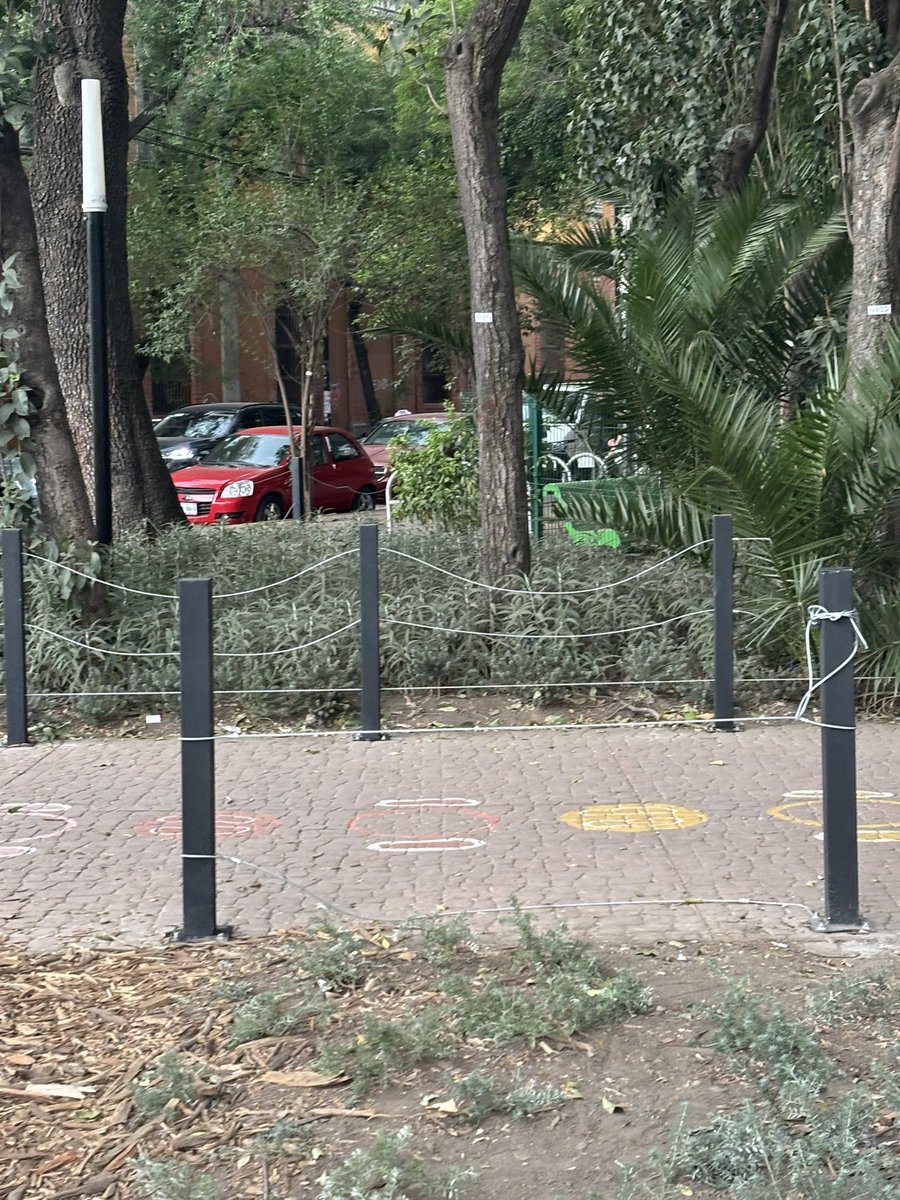 ChristianIsvan's tweet photo. @AlcCuauhtemocMx @AlessandraRdlv tan bonita que quedó la rehabilitación del jardín mascarones en la Sta María la Ribera. Parece que alguien intencionalmente  trató de cortar los cables de los divisores. No durante on ni un mes. Gracias alcaldía por mantener nuestra ciudad bonita. https://t.co/hMOwCaum9Y