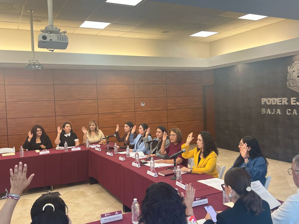 verajuarezf's tweet photo. 🟣 | El día de hoy asistí a la Décima Cuarta Sesión Ordinaria del Sistema Estatal de Prevención, Atención, Sanción y Erradicación de la #Violencia contra las Mujeres #SEPASEVM en mi calidad de Presidenta de la Comisión de #IgualdadSustantiva y #NoDiscriminación del #IEEBC. 📝
🟣 | Se presentó el Protocolo de Reparación Integral del Daño a través de la Intervención Pericial con #PerspectivaDeGénero y la Guía para la Elaboración del Plan Integral de Reparación del Daño a #MujeresVíctimasVRG. 📚
✍🏼Agradezco la invitación de Alfredo Álvarez, Secretario General de Gobierno y Presidente del #SEPASEVM, así como de Mónica Vargas, Secretaria Técnica del #SEPASEVM y titular de #INMUJER.