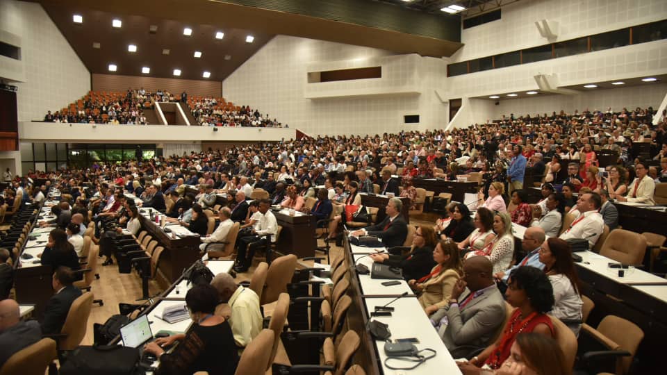 🥼 Hablar de #salud en #Cuba es inevitablemente hablar de #Fidel, quien la concibió como un derecho humano inalienable y un pilar esencial del proyecto social revolucionario, expresó <a href="/japortalmiranda/">José Angel Portal Miranda</a> en la inauguración de #CubaSalud2025 🇨🇺