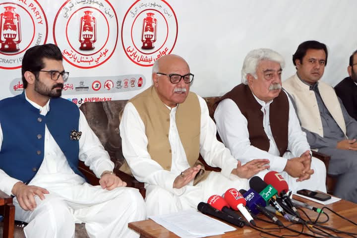 مائنز اینڈ منرلز بل2025 کے حوالے سے عوامی نیشنل پارٹی کے خطرناک موقف،
اس بل کے خلاف آخری حد تک جائے گی ،

عوامي نېشنل ګوند خپل قام سره اوګه په اوګه
به  تر اخيري حد پورې زي  د دي بل ايکټ په مخالفت کي 
خاوره چي زما ده __نو اختيار به هم زما وي
#حقوق_یا_ازادي