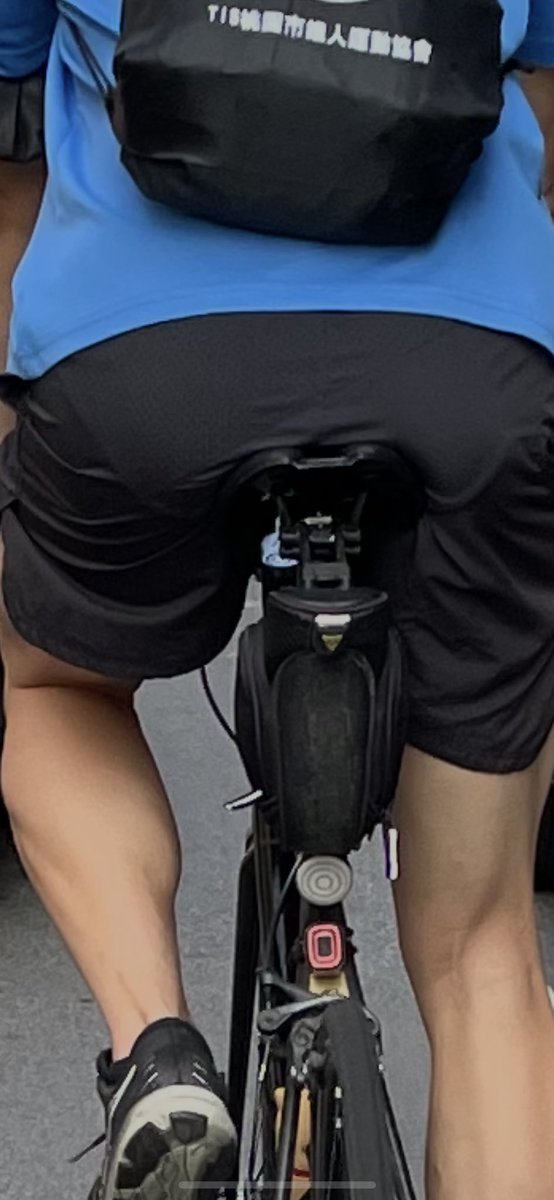 有夠性感的三角褲痕⋯⋯害我超性奮的跟在他後面