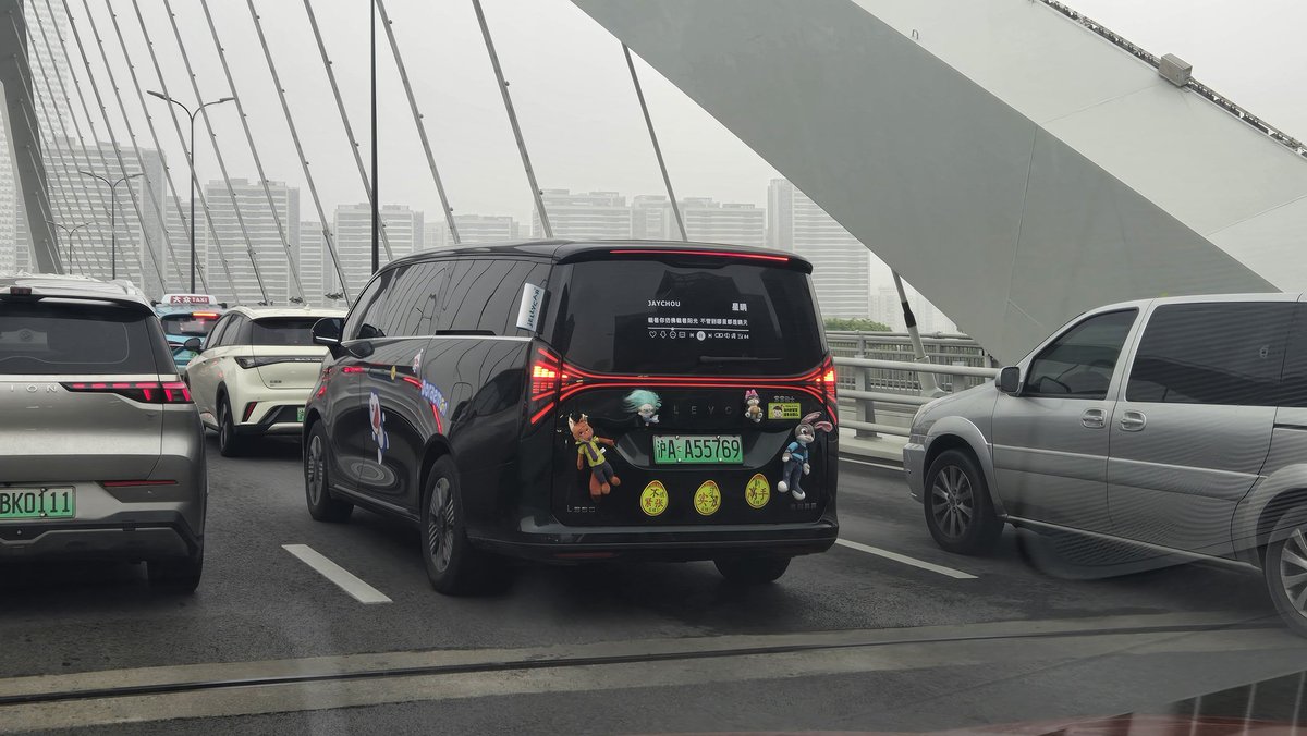 NickShanghai1's tweet image. Spotted #geely&apos;s #LEVC today. Love the stickers 🤩