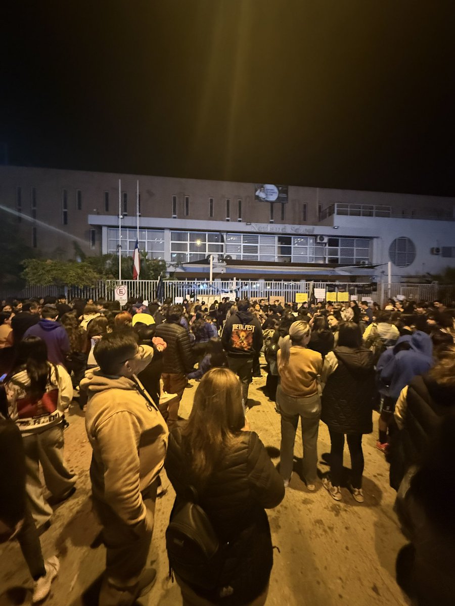ignacio__collao's tweet photo. #netland #antofagasta #fundacion #docere #chile @GobiernodeChile @Mineduc 22 dias en paro y contando…. Hasta cuando? Manifestación de apoderados e hijos! #viral #vulneración #derechos #niños https://t.co/O2HvfopHNy