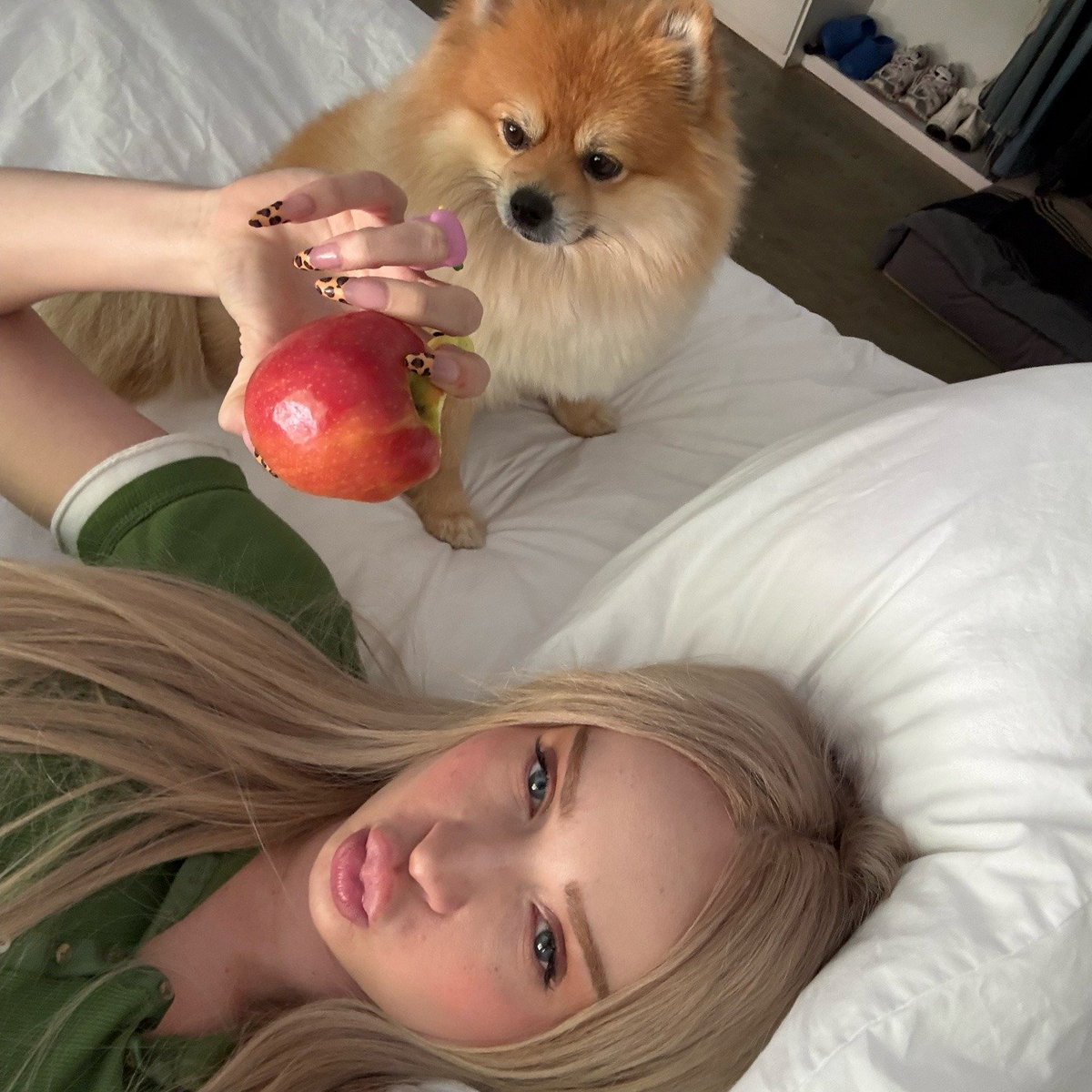 gagasaura's tweet photo. an apple a day keeps the bozos away :)) https://t.co/BGCGe6EVHl