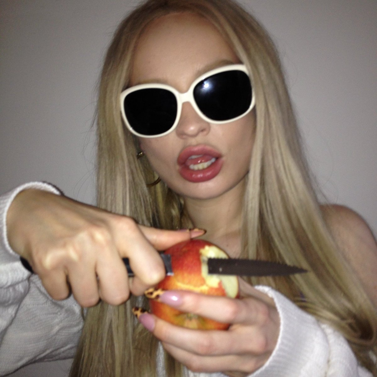 gagasaura's tweet photo. an apple a day keeps the bozos away :)) https://t.co/BGCGe6EVHl