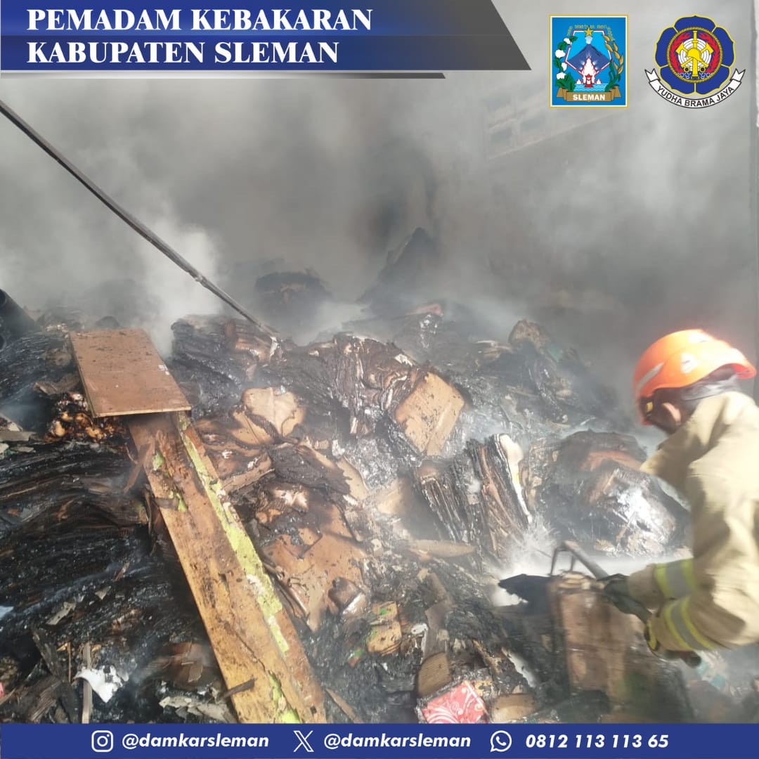 damkarsleman's tweet photo. Selasa 22 April 2025, Pukul 14:30 WIB Pemadaman Kebakaran di Nambongan, Caturharjo, Sleman, Kab. Sleman. dengan obyek terbakar Gudang, Damkar sleman mengerahkan 2 unit armada dan dibantu 1 unit Redkar, api dapat dipadamkan setelah 1 jam pemadaman. https://t.co/APi9fVEZMP