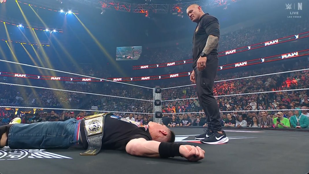FansWWE_es's tweet photo. John Cena, Randy Orton, campeonato mundial de por medio. Volvimos al 2008 mi gente, que lindo momento para estar vivos 🔥 #WWERAW https://t.co/U2f3ahvTgS