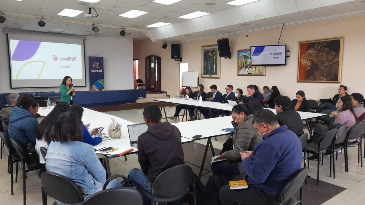 PlanificacionEc's tweet photo. 🟣 Fortalecemos capacidades técnicas en Carchi

📍Tulcán - Carchi | La Dirección Zonal 1️⃣ de @PlanificacionEc capacitó a los GAD provinciales, cantonales y parroquiales de Carchi en el uso del Sistema de Información para los Gobiernos Autónomos Descentralizados #SIGAD.

💻 Esta jornada tuvo como objetivo fortalecer las capacidades técnicas de los gobiernos locales, con el fin de optimizar el registro y seguimiento de la planificación en el SIGAD. Esta herramienta es fundamental para calcular el Índice de Cumplimiento de Metas, correspondiente al Séptimo Criterio Constitucional, requisito indispensable para la asignación de recursos públicos.

Durante la capacitación, que contó con la participación de 23 técnicos de los gobiernos locales:

✅ Se revisaron los módulos de planificación y resultados.
✅ Se resolvieron inquietudes sobre la carga de información en el sistema.

Con estas acciones, la Secretaría Nacional de Planificación impulsa la mejora de la gestión pública local y promueve el desarrollo territorial sostenible.

#ElNuevoEcuador