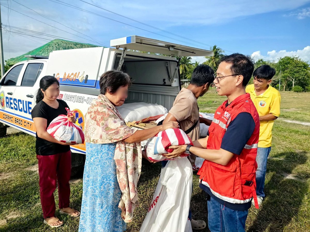 dswdserves's tweet image. LOOK: The DSWD Field Office 6 - Western Visayas continuously monitors the Internally Displaced Persons (IDPs) affected by the recent Mt. #Kanlaon eruption in Negros Occidental.

As part of the ongoing response operations, DSWD FO-6 is also providing technical assistance to the