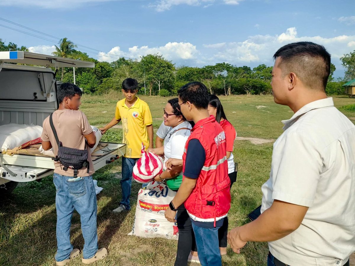 dswdserves's tweet image. LOOK: The DSWD Field Office 6 - Western Visayas continuously monitors the Internally Displaced Persons (IDPs) affected by the recent Mt. #Kanlaon eruption in Negros Occidental.

As part of the ongoing response operations, DSWD FO-6 is also providing technical assistance to the