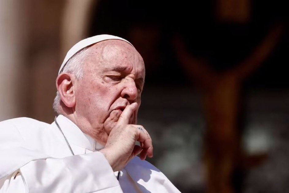 ElGolGarracol's tweet photo. Fotos del Papa Francisco en donde parece que esta festejando un gol al minuto 93' contra la hinchada del equipo rival. https://t.co/lOp9iK66Or