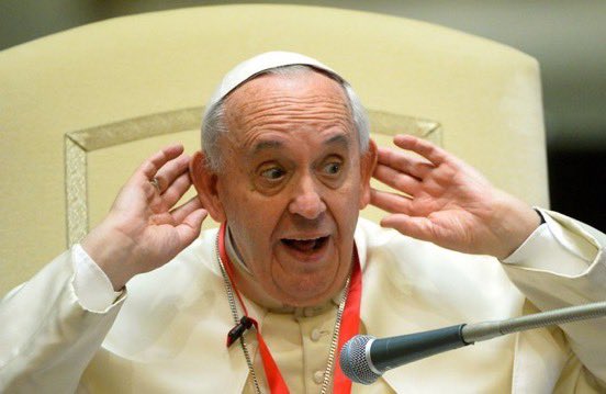 ElGolGarracol's tweet photo. Fotos del Papa Francisco en donde parece que esta festejando un gol al minuto 93' contra la hinchada del equipo rival. https://t.co/lOp9iK66Or