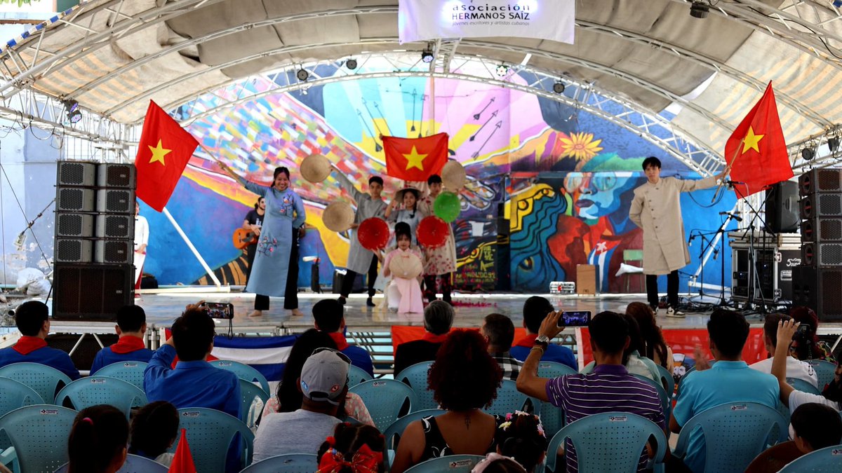 Esta tarde, jóvenes de <a href="/UjcMinrex/">UJC Minrex</a> participaron en el Festival de la Amistad Cuba 🇨🇺 - Vietnam🇻🇳, celebrado en el marco del aniversario 65 del establecimiento de lazos diplomáticos  entre ambos pueblos, y en honor a la Unión de Jóvenes Comunistas Ho Chi Minh y la <a href="/UJCdeCuba/">UJC de Cuba</a>.