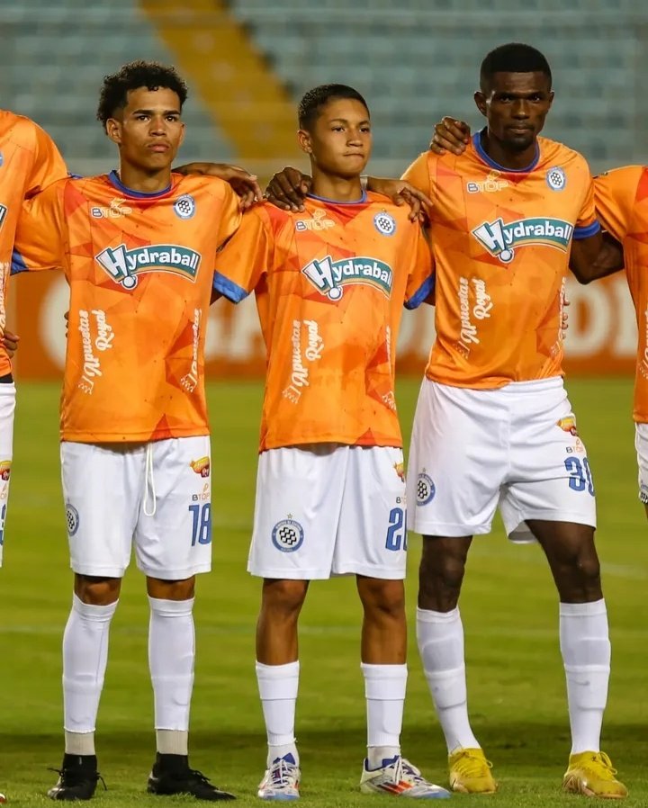 KevinOswaldoG's tweet photo. Este domingo debutó como titular en @MinerosGuayana el jugador Santiago Alegría (16 años y 143 días), disputó 27' en la victoria 0-4 ante Monagas B.

Volante zurdo, muy técnico y con temperamento de su humilde barrio: Puerto Libre, de Castillito, Puerto Ordaz. https://t.co/Y6RKvSDGVU
