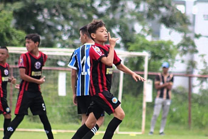 Santiago con AIFI disputó la Liga FUTVE Junior en 2019, 2021, 2022 y 2023. Luego pasó a <a href="/CanteraMineros/">Cantera Mineros de Guayana</a> donde ha destacado.

De las generaciones 2008 más prometedoras. Junto a Eider Barrios (Caracas FC), Jesús Ramírez y Juan Palma (jugó este sábado con Angostura FC vs Miranda).