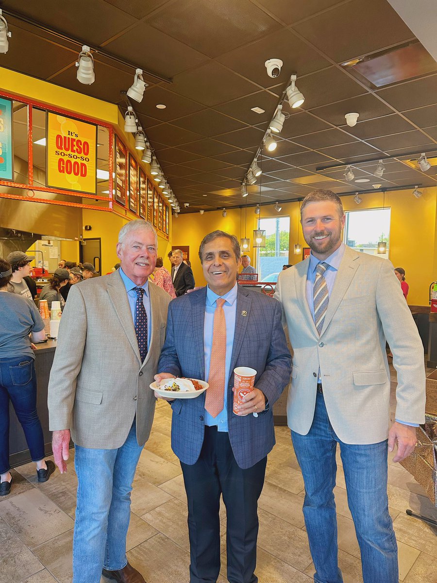 JosephDavisEDU's tweet photo. The Davis Fresh-Mex team did an outstanding job at VIP opening night for our new Rolla Pancheros! https://t.co/S3l5XizxBG