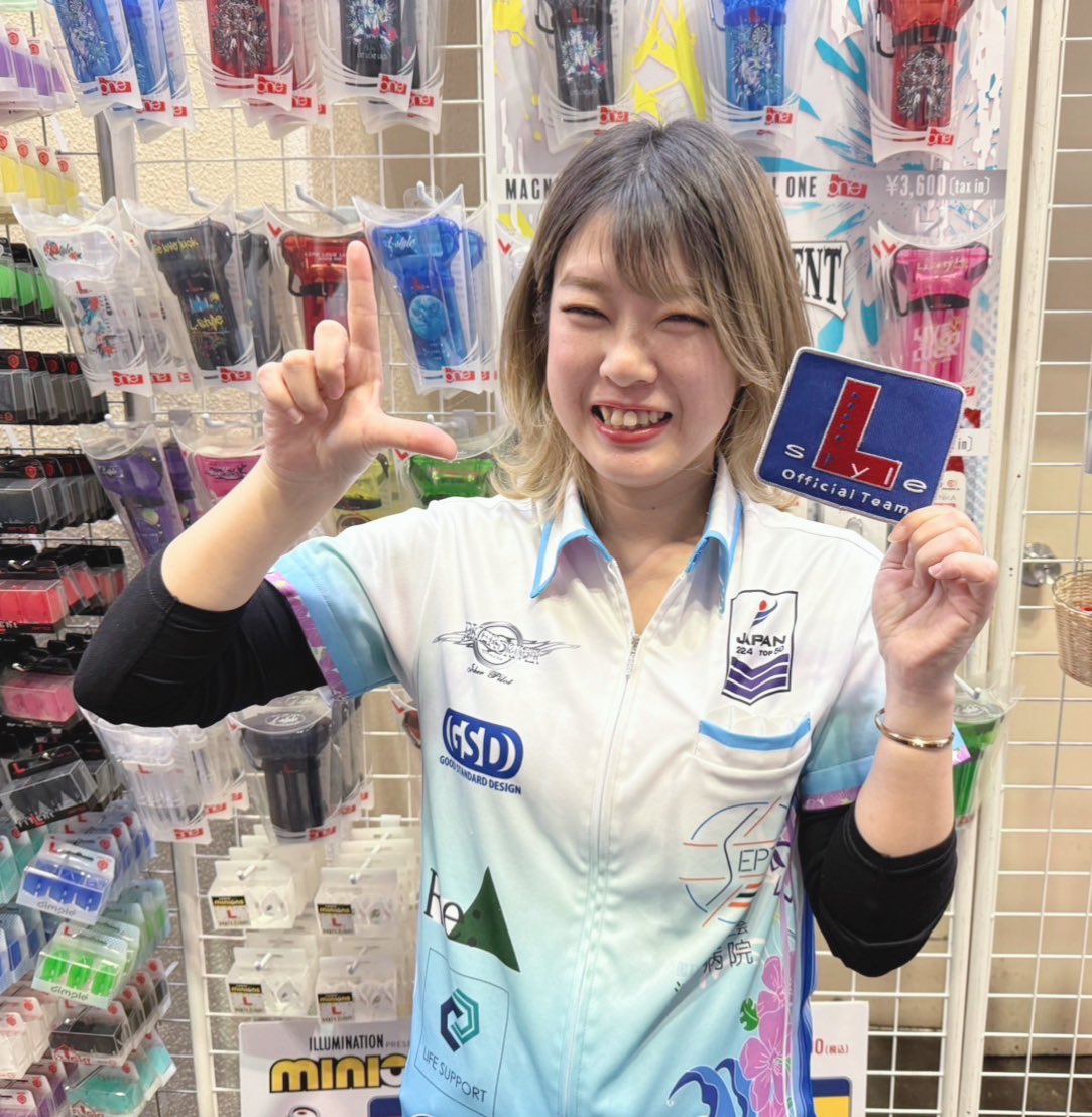 Lstyle_Japan's tweet photo. ⭐︎チームL-style新メンバー発表⭐︎
JAPAN LADIES参戦中JOKERDRIVERプレイヤー 『ちびゆか』こと河合由加選手@chibiyuka_SeptZ が新たにL-styleプレイヤーに仲間入りです✨

⭐︎セッティング⭐︎
【バレル】
JOKERDRIVER〈EXTREME 〉DANGER ZONE(デンジャーゾーン)
【フライト】
L-Flight PRO  L3 WHITE
【シャフト】
L-SHaft  Carbon Lock Straight 225
【リング】
Premium Champagne Ring Red
【チップ】
Premium Lippoint Red

⭐︎河合選手からコメント⭐︎

長年愛用していたL-styleさんとご縁がありロゴを背負って試合に出ることが出来大変嬉しく思います。
上位目指して頑張っていきます！

鹿児島県鹿屋市にあるDartsBar Septz(セプト)を夫婦でやっています！
鹿児島にお越しの際はいっしょにダーツしましょう☆

チームL-styleとしてこれからも応援よろしくお願い致します🙇
#Lstyle
#ダーツ