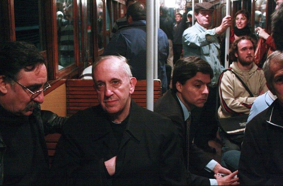 Corta 🏆 (@somoscorta) on Twitter photo 📷👇  La historia detrás de la foto del papa Francisco viajando en subte 📷👇  La historia detrás de la foto del papa Francisco viajando en subte