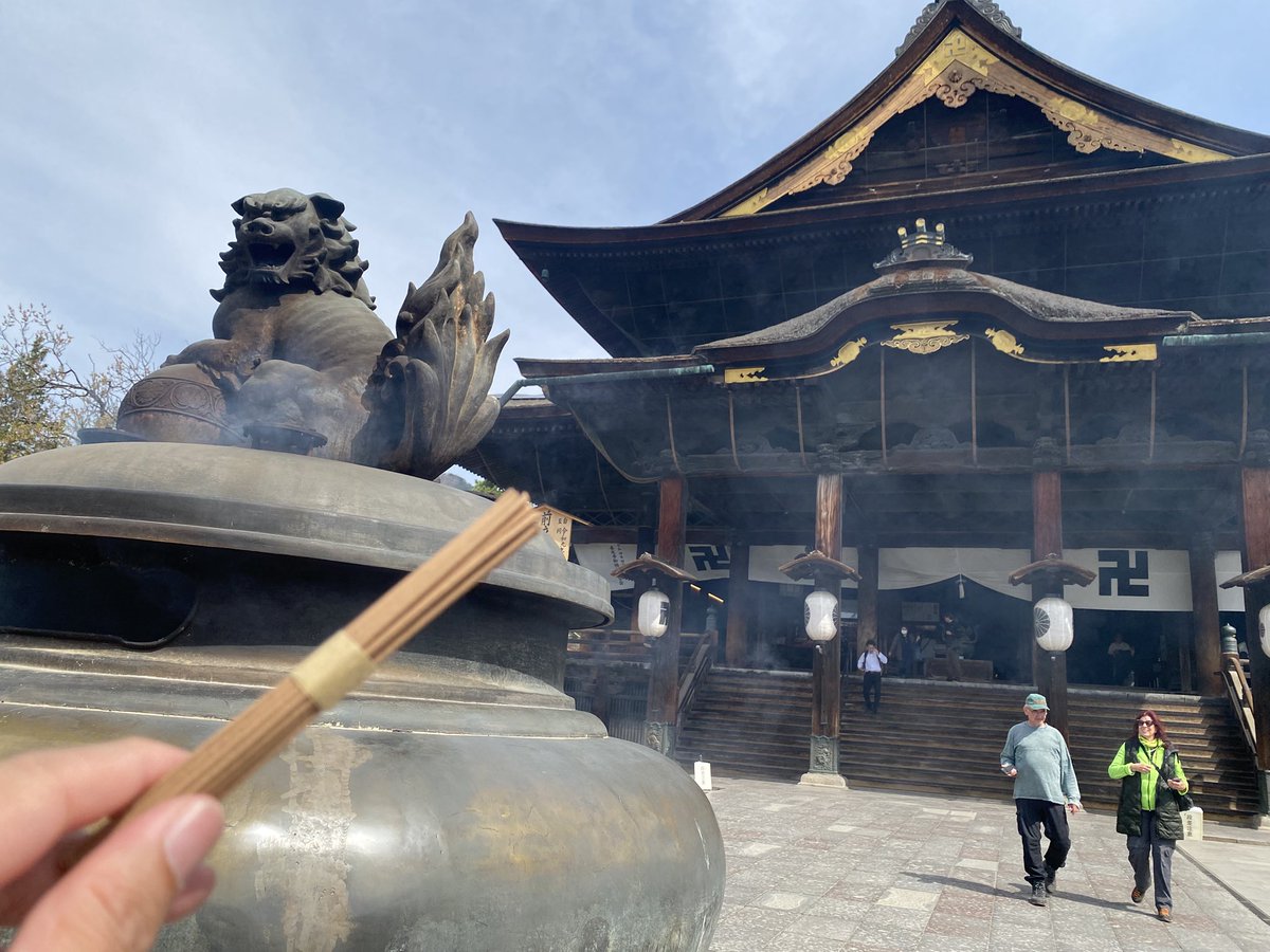 pipisukekun0619's tweet photo. #広島サポ名古屋遠征 からの信州巡り二日目🚗
この旅の目的地の一つ、#善光寺 で怪我してる選手の一日も早い回復と、今シーズンの #サンフレッチェ広島 の優勝をお願いしてきました🙇
#TolgayArslan
#中島洋太朗
#新井直人
#前田直輝
#ValereGermain
#MARCOSJUNIOR
#川浪吾郎
(漏れてたら🙏) https://t.co/4sMbyGXgjK