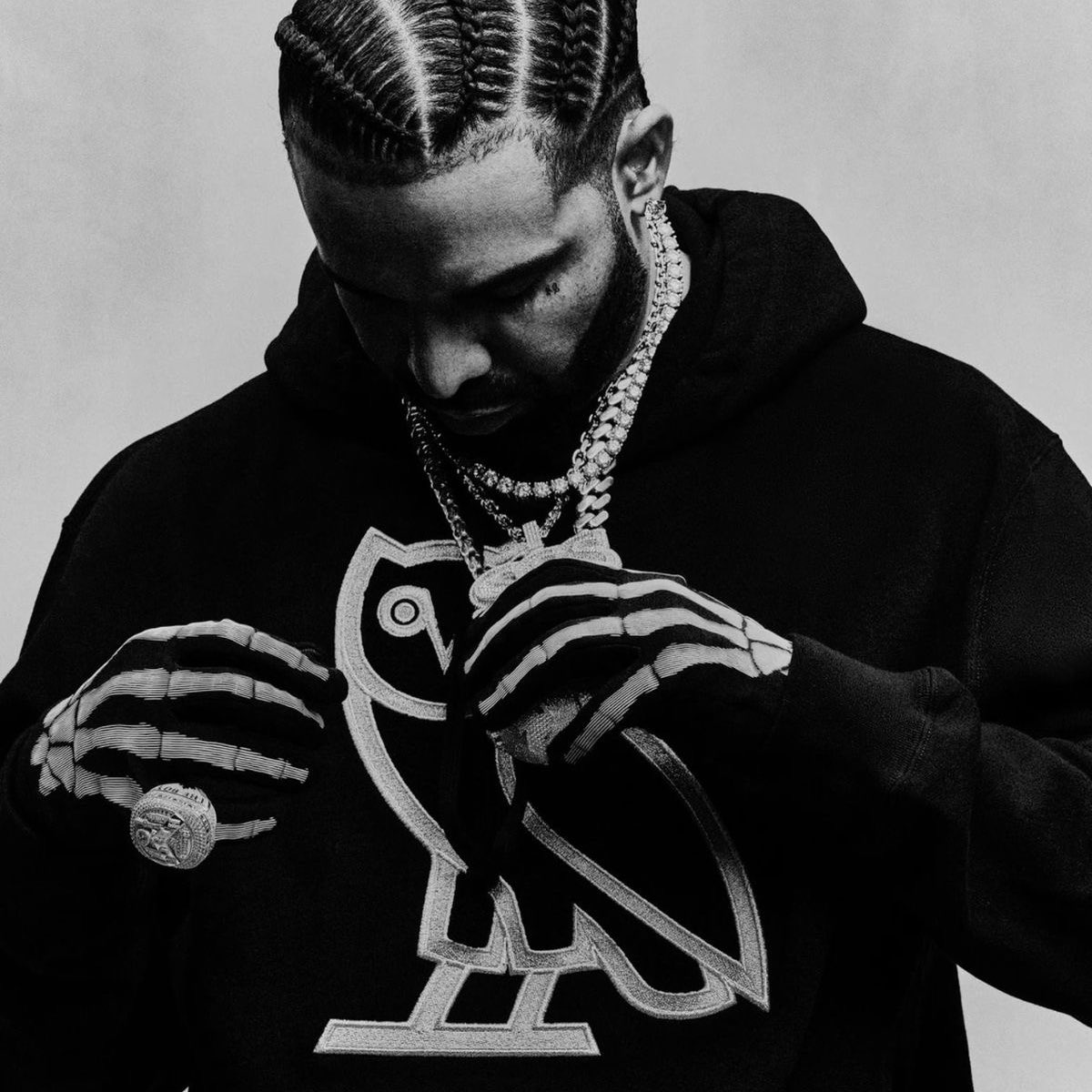 Drake has now surpassed 113 BILLION streams on Spotify across all credits 🔥🦉

He remains the most streamed artist of all time on the platform.