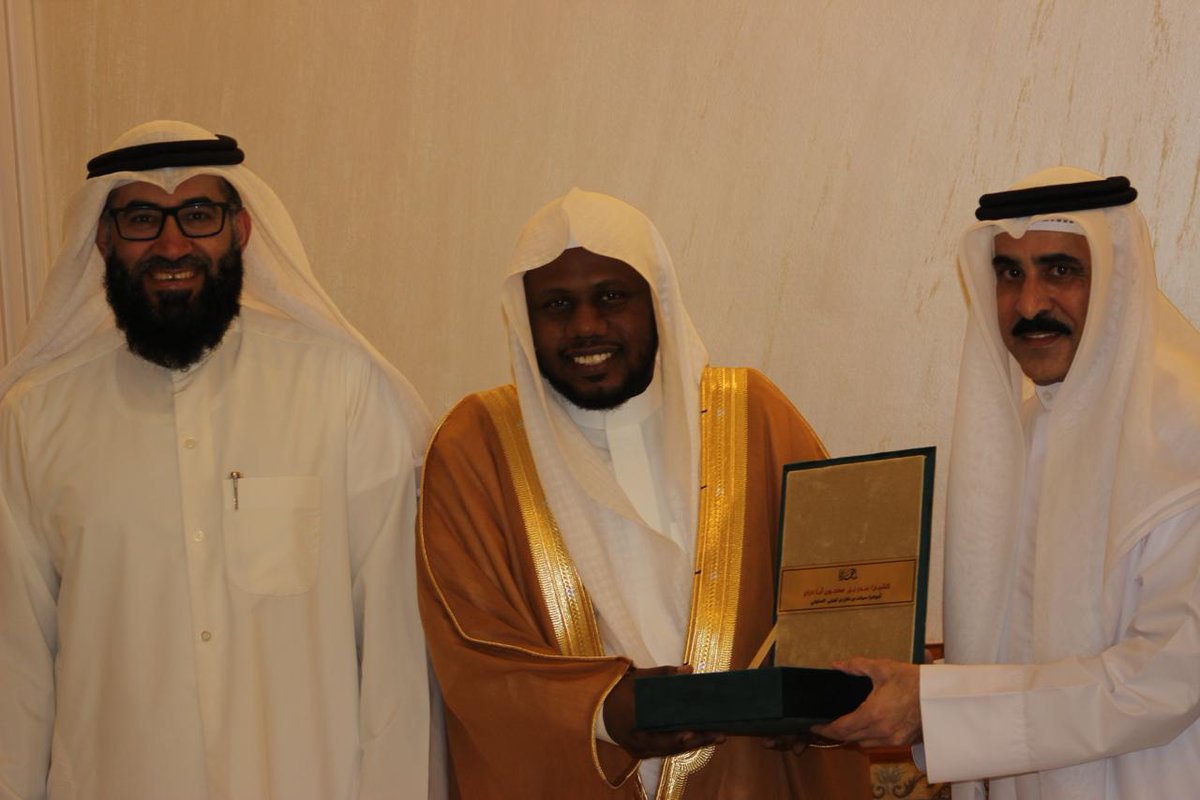 Saiafalpishy's tweet photo. سعدت أنا وأخي م. طلال الشرهان
 وأخي أحمد الشرهان 
بزيارة الشيخ/ بندر بن معجون أبا ذراع 
 في ديوانه العامر بدولة الكويت 
بحضور أخيه د. عبدالرحمن أبا ذراع 
وأخيه د. بدر أبا ذراع 
 كما سعدت بإهدائه نسخة من كتابي                 ( الصفات النبيلة لشيوخ القبيلة )
وأشكره  على الهدية المقدمة وعلى حفاوة الإستقبال وكرم الضيافة.