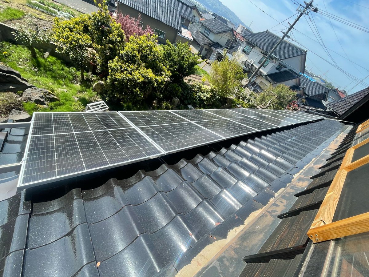 notohibachi's tweet photo. ソーラーパネルで使用量が去年より250kw減りました！

2022年2071kw。6人家族でオール電化。電気代高騰にゲンナリ。
2023年856kw。暖房を石油ストーブに切り替え。
2024年654kw。古民家に引っ越し。8人家族で暖房は薪ストーブメイン。
2025年391kw。自家消費型発電導入。 https://t.co/pJAVabWUNW