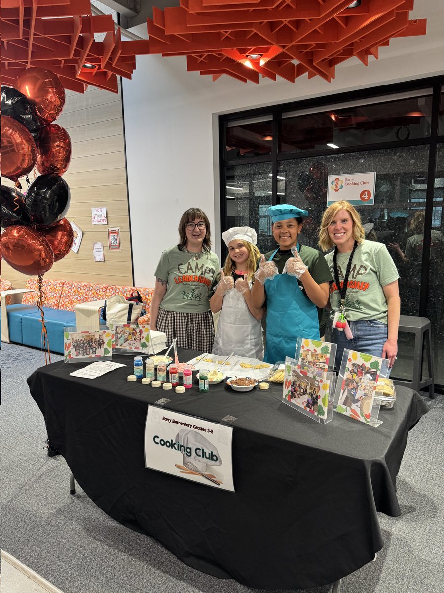 The Barry Elementary Cooking Club at The Community Advisory Real World Learning Showcase this evening! This club is one of our Student Leadership Teams. They learn how to make healthy choices and also have a lot of fun! 🍽️ Thank you to everyone that stopped by 😋