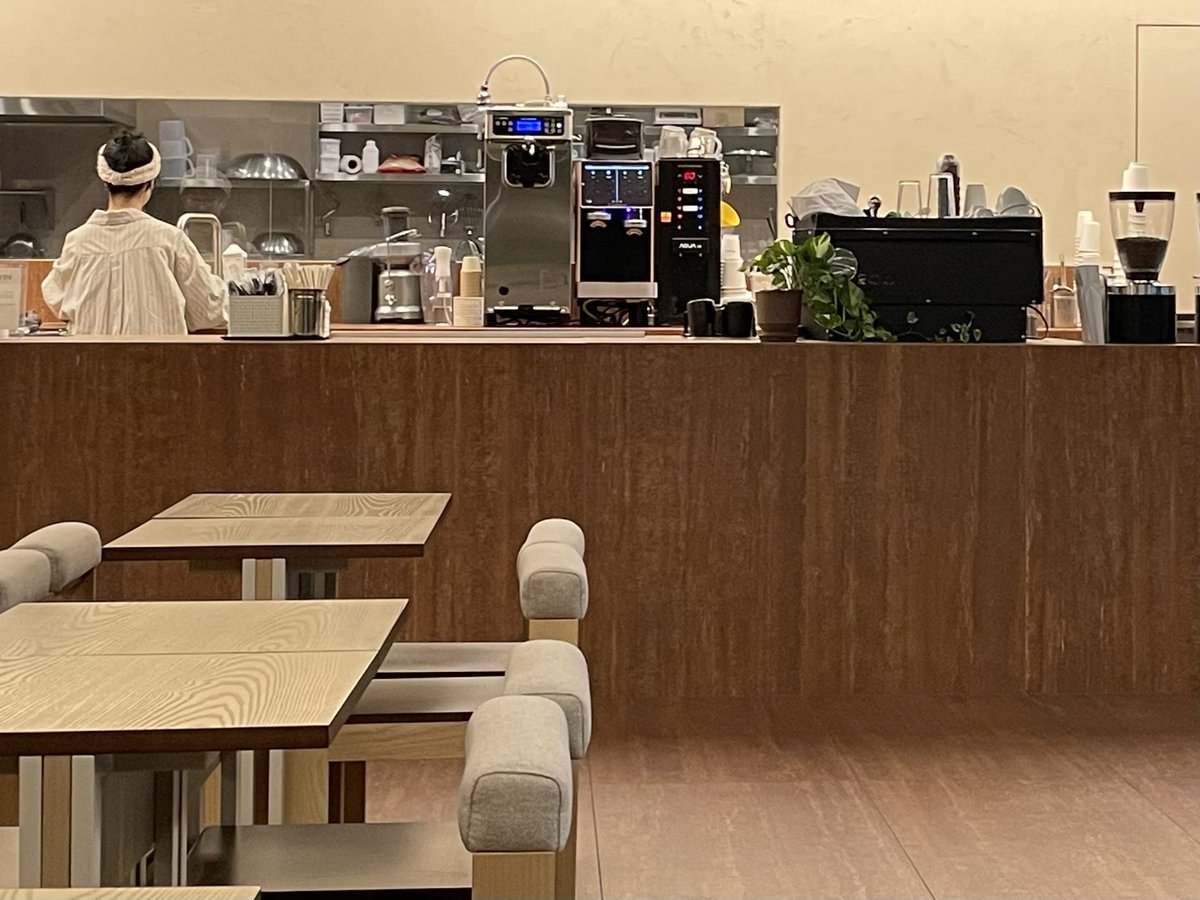eejejo's tweet photo. 을지로입구 피그먼츠
• 우드톤, 단정한 분위기의 카페
• 다양한 좌석과 콘센트가 있어 작업에 적합
• 음료가 맛있어요 😋 (인절미 크림이 올라간 쑥차 블랑 강추 !)
• 평일에는 점심시간 피하기
• 카공적합도 3.5/5 https://t.co/U0nn3tWs1j