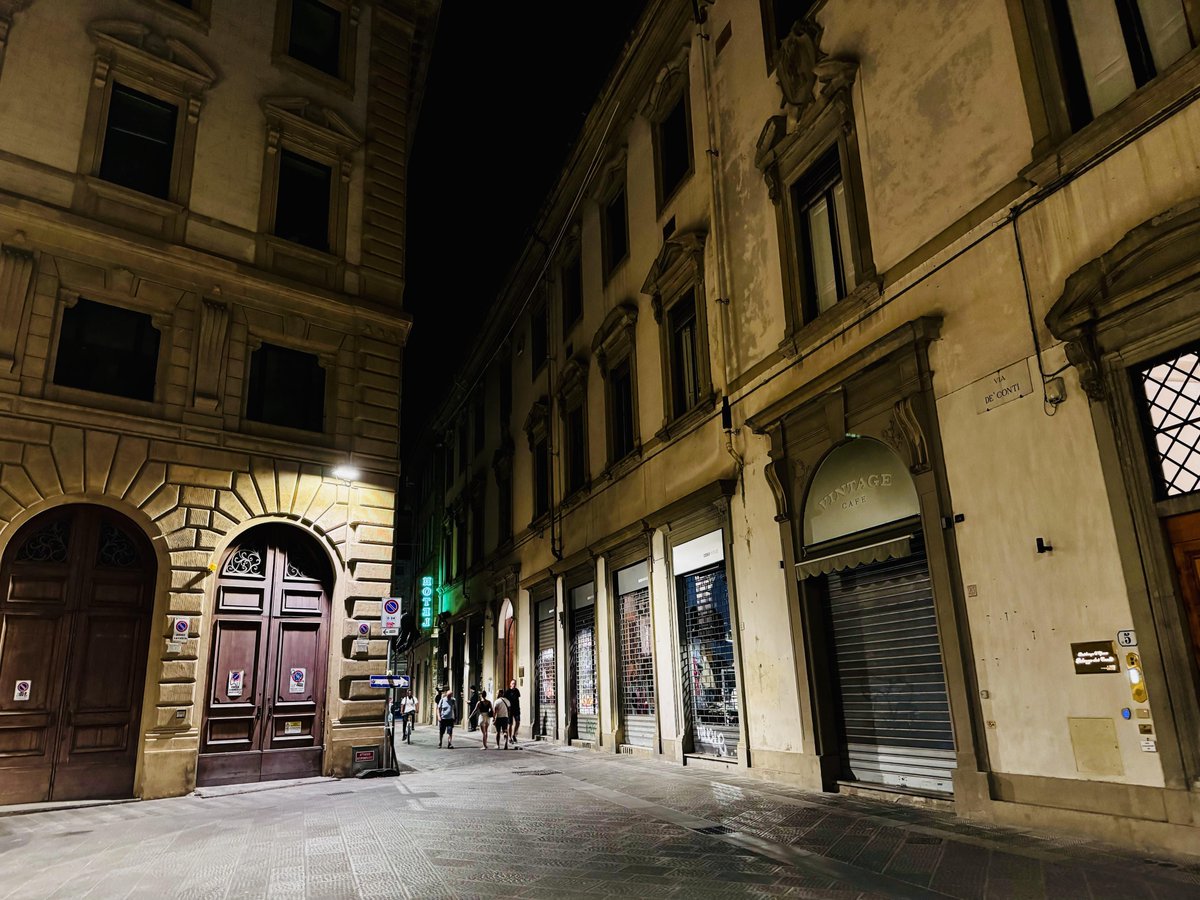Look forward to experiencing the nightlife in Italy The streets lit up with lights are sure to offer endless memories✨
