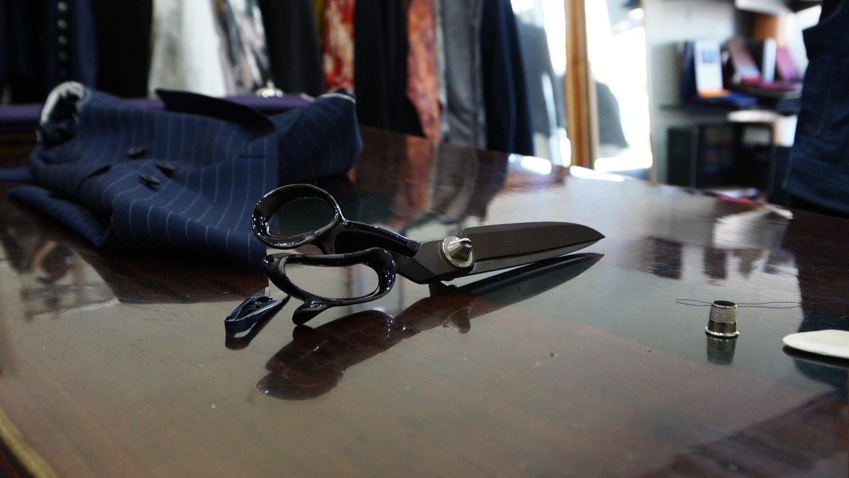 CouturistTailor's tweet image. 🧵 Ever wondered about those big tailor&apos;s scissors? ✂️ They&apos;re designed for fabric!

One blade is often pointed, the other rounded and flat. This helps cut fabric cleanly. Regular scissors won&apos;t do the trick! 😅
 
#TailoringTools #SewingHistory #FunFact #Craftsmanship #Scissors