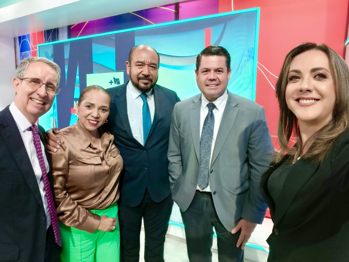GabrielTorresEs's tweet photo. Hoy estaremos #EnPlural por @TelevisaGDL con @TriniRodriguezL @gvelascob @ivarrcor y @charobareno https://t.co/36W2FHgmVG