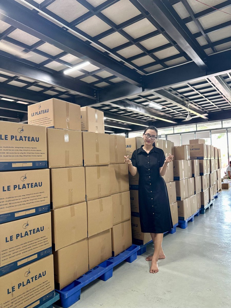 Vàng 115 triệu/lượng rồi!
Tui đang đứng giữa ngã ba cuộc đời:

Mua vào thì ví trống rỗng

Bán ra thì… ủa tui có vàng đâu mà bán?
Thôi khỏi lăn tăn, gom lẹ mấy thùng cà phê Le Plateau về bán, lời chắc hơn vàng mà thơm nữa!