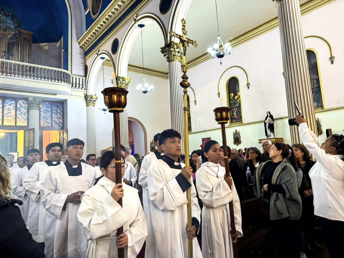 🕊️ Misa por el Papa Francisco

Acompañamos la misa por el eterno descanso del Papa Francisco, presidida por Monseñor Isauro Covili en la Catedral de Iquique. Un momento de recogimiento y fe compartida con la comunidad, donde oramos por quien fue un líder espiritual cercano,