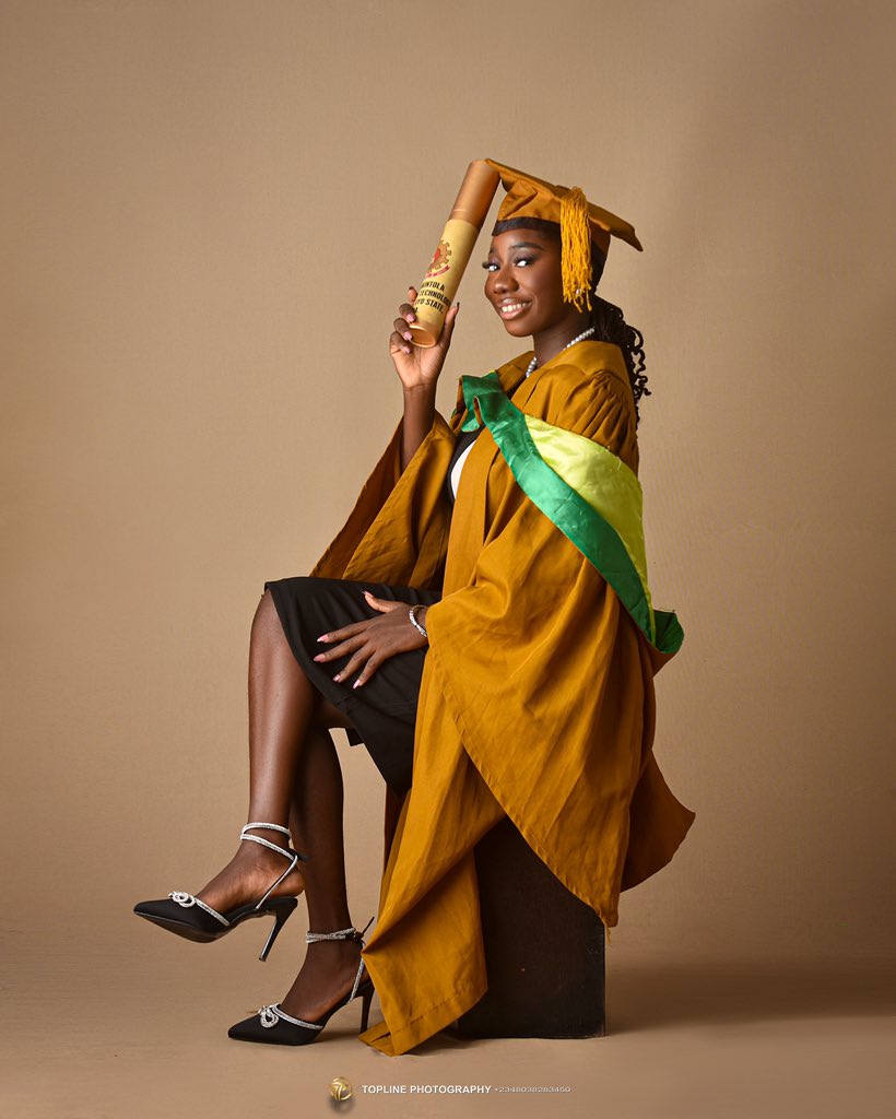 AtandaEstty's tweet photo. The tassel was worth the hassle!🤭
Thank you sweet Jesus🥺🙇🏻‍♀️🙇🏻‍♀️
A Degree Hotter!!! 🤌🏽❤️❤️

#graduation #Convocation #graduate #trending #twitter https://t.co/6hpO74bJDR