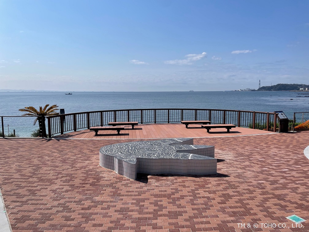 ゴジラの足跡(ベンチ) 神奈川県立 観音崎公園 たたら浜展望広場に 出現